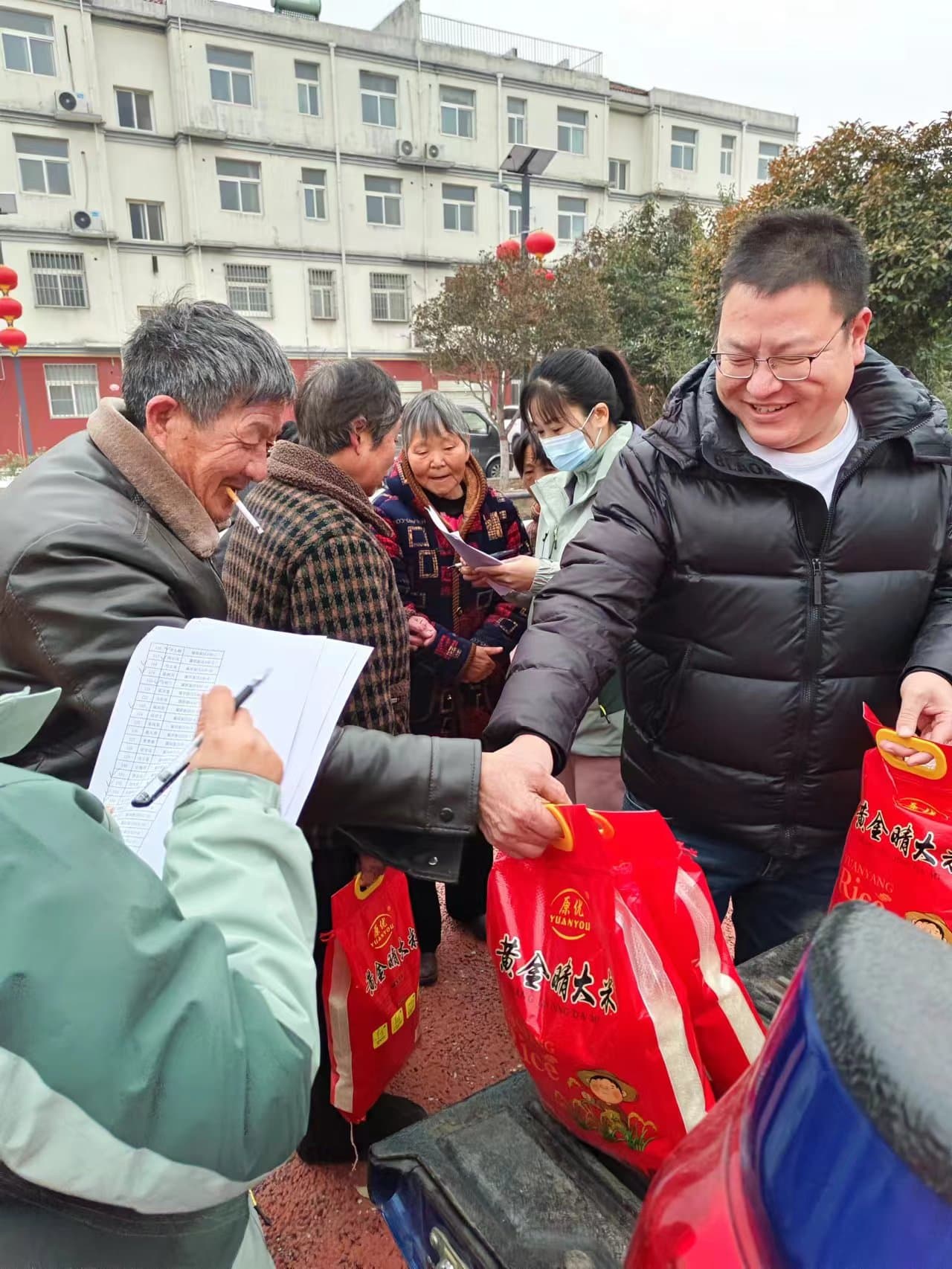 關愛老人，我們一直在行動，2023年農曆臘（là）月二十，給西北流村的老人 發春節福利